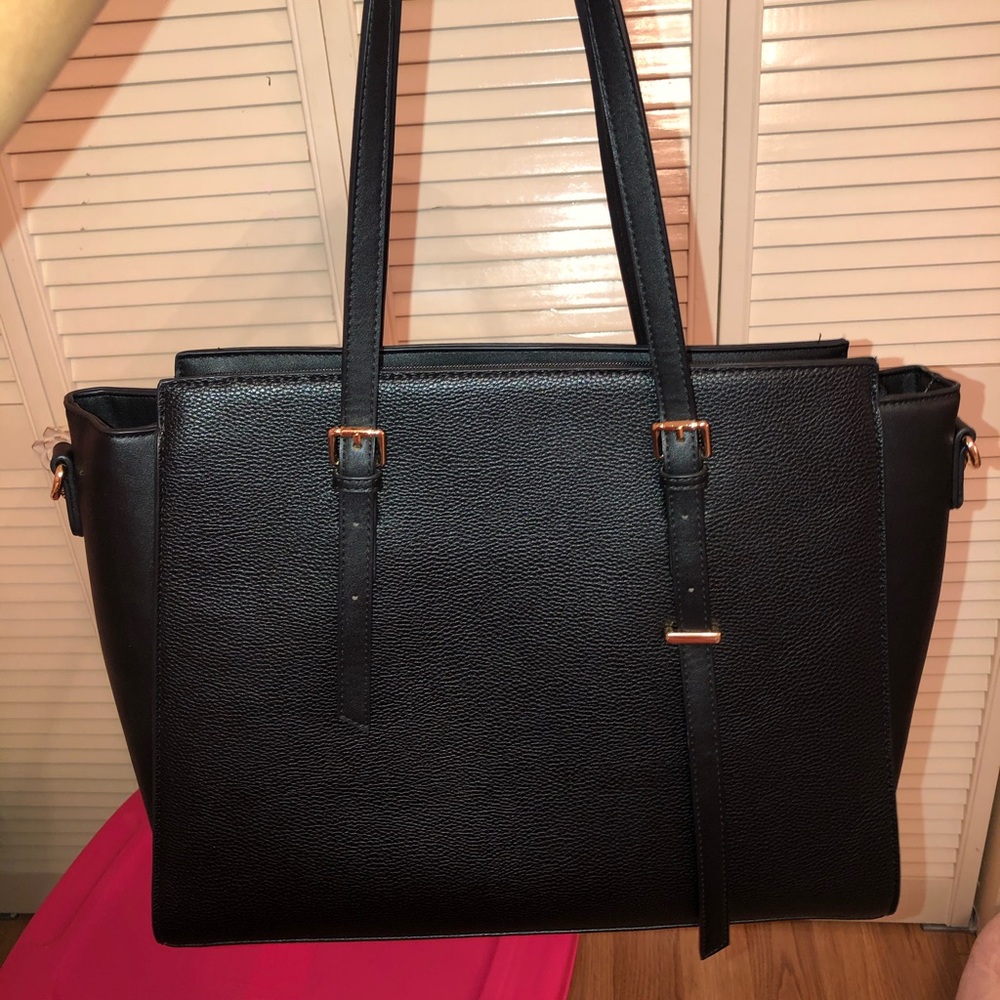 🖤👜BLACK TOTE WITH COMPUTER SLEEVE👜🖤